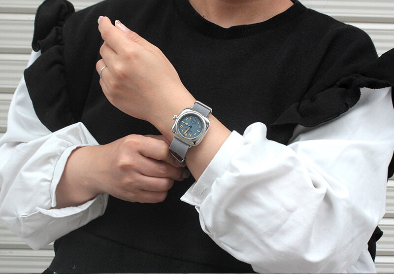 M.R.M.W. (Montre Roroi Militaly Watch/モントルロロイ ミリタリーウォッチ) Cushion watch California dial smoky grey 腕時計 221147
