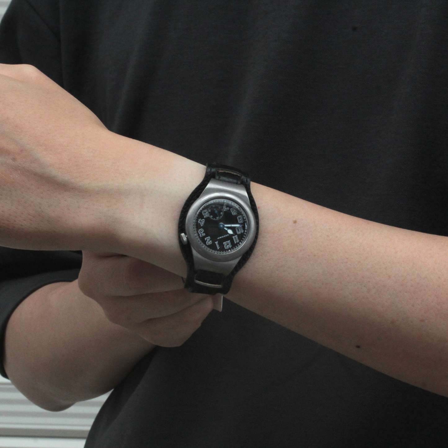 男性スタッフ着用イメージ 正美堂時計店撮影 モントルロロイ ミリタリーウォッチ Trench Driver's watch ブラック 221166