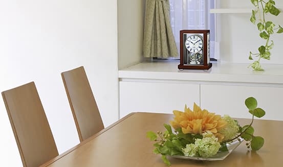 RHYTHM リズム 回転飾り付き 電波置き時計 有田焼 木枠【8RY418006】