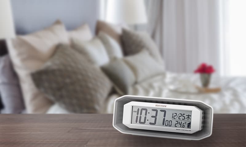 RHYTHM リズム 大音量 目覚まし時計 フィットウェーブバトル220 白【8RZ220SR03】