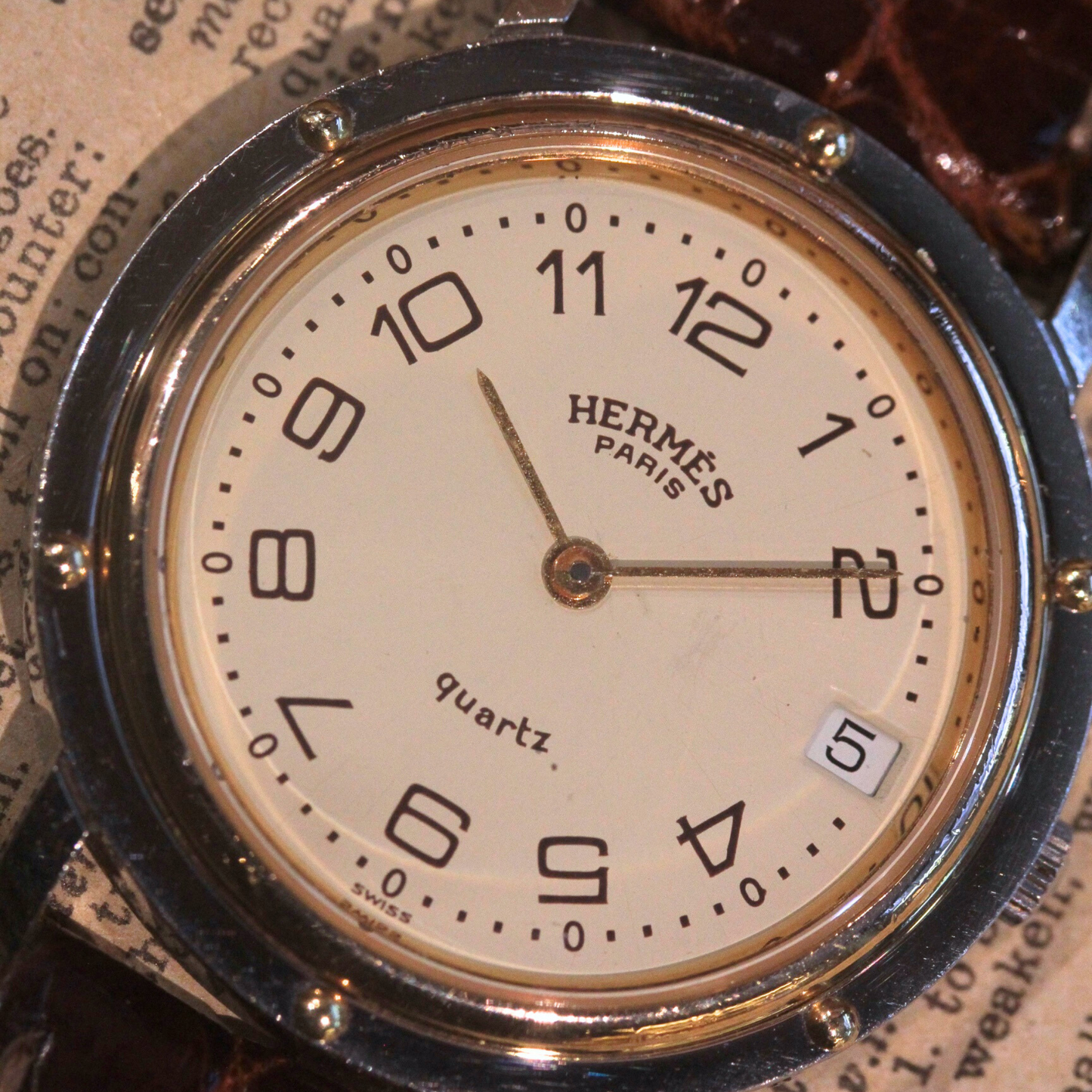 シンプルで視認性の高いアラビア数字のも地盤に、上品なゴールドダイヤル。