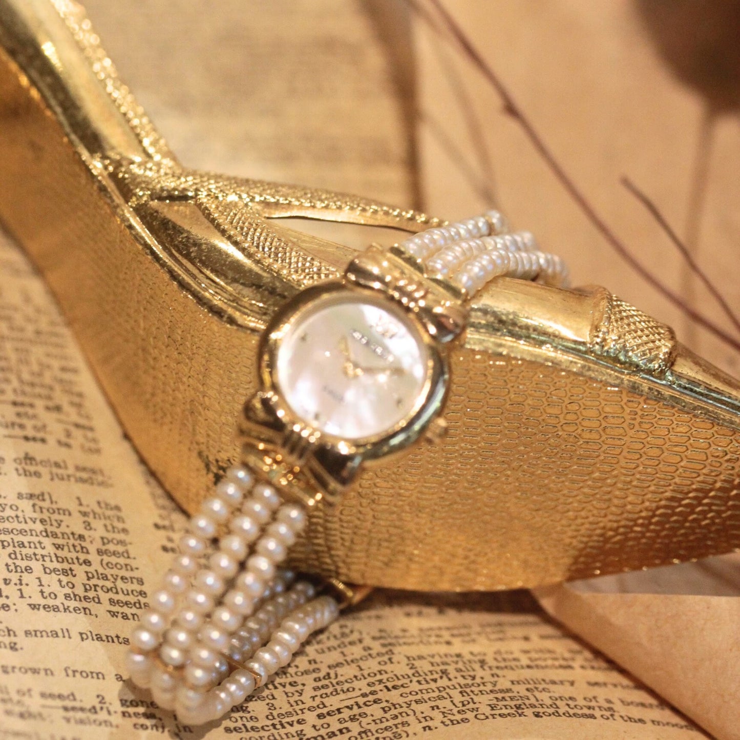 3連のフェイクパールブレスレットがポイント。