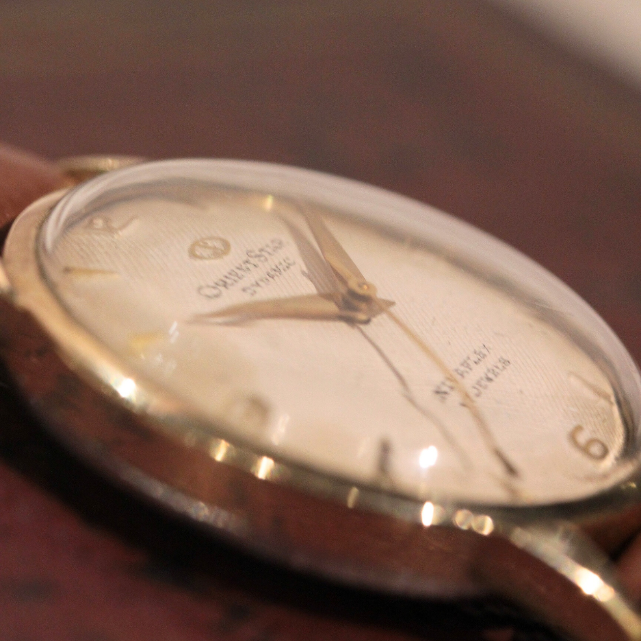 ぷっくりとしたレトロな風防や文字盤の細かい模様など、こだわりを感じる腕時計。orient-637-11