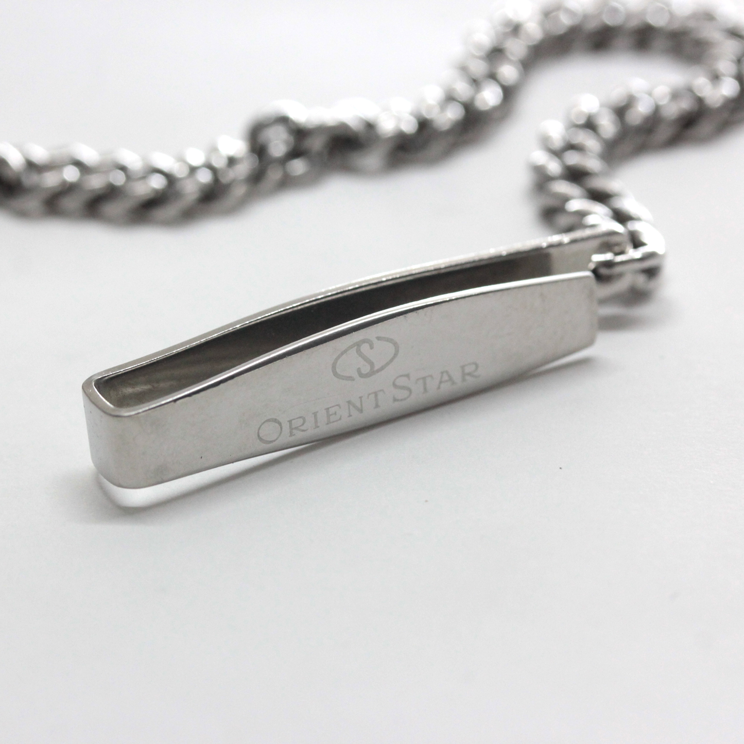 ゼンマイの巻き残量を表示するパワーリザーブインジケーターを内蔵したオリエントスターロイヤル