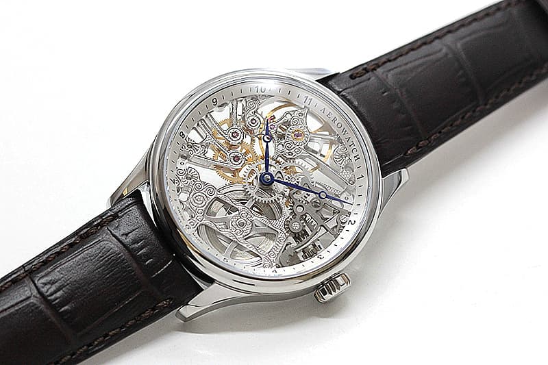 スイス懐中時計の名門ブランドから登場したアエロのスケルトン腕時計。 
