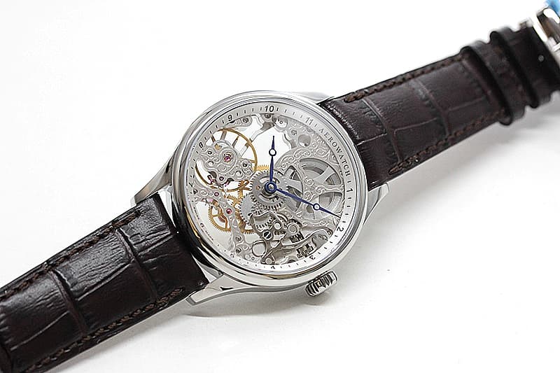 スイス懐中時計の名門ブランドから登場したアエロのスケルトン腕時計。 
