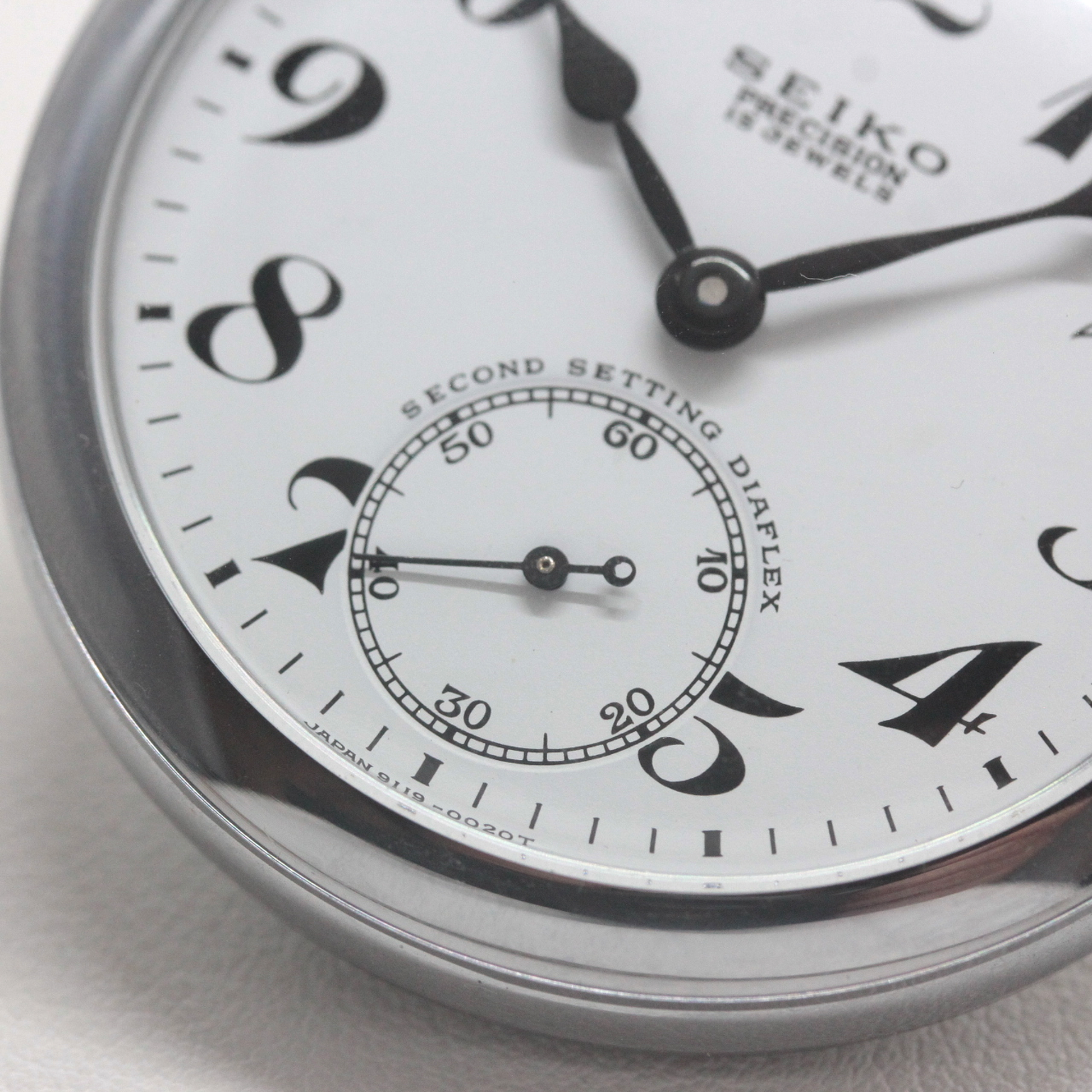6時方向には秒針を表示するスモールセコンド