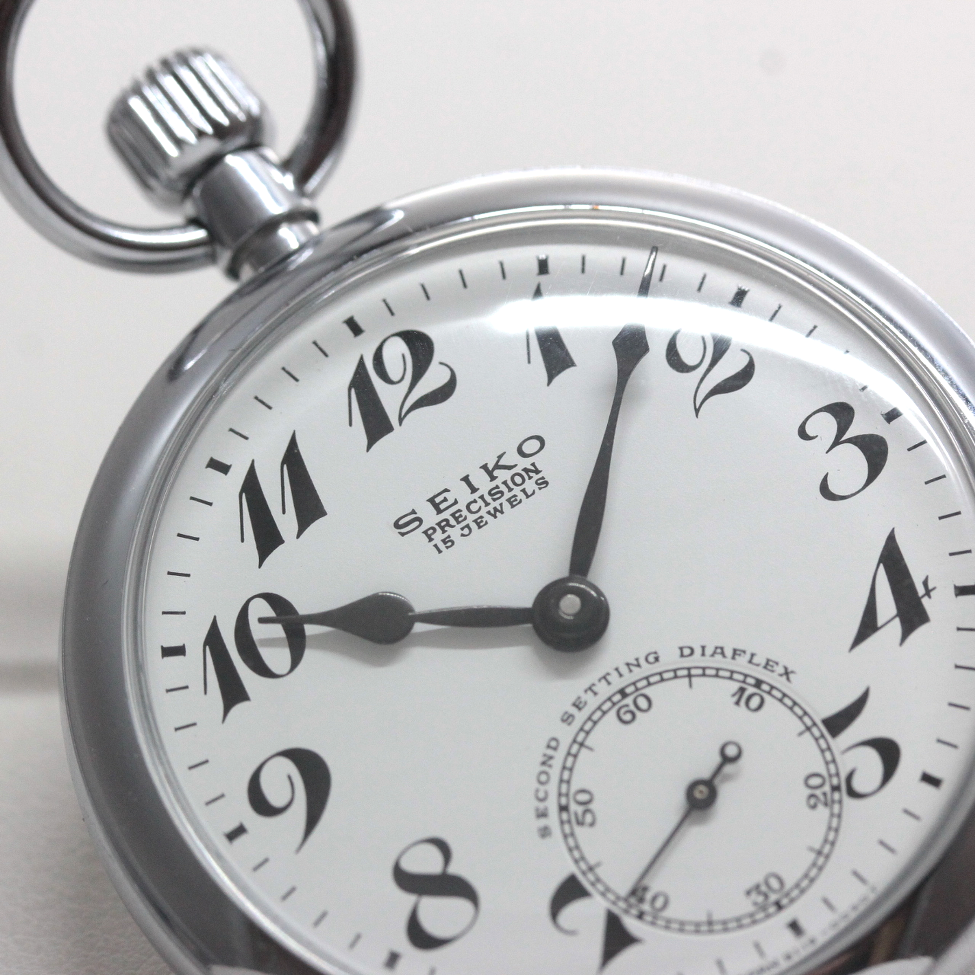 12時方向には ブランド、15石の表記