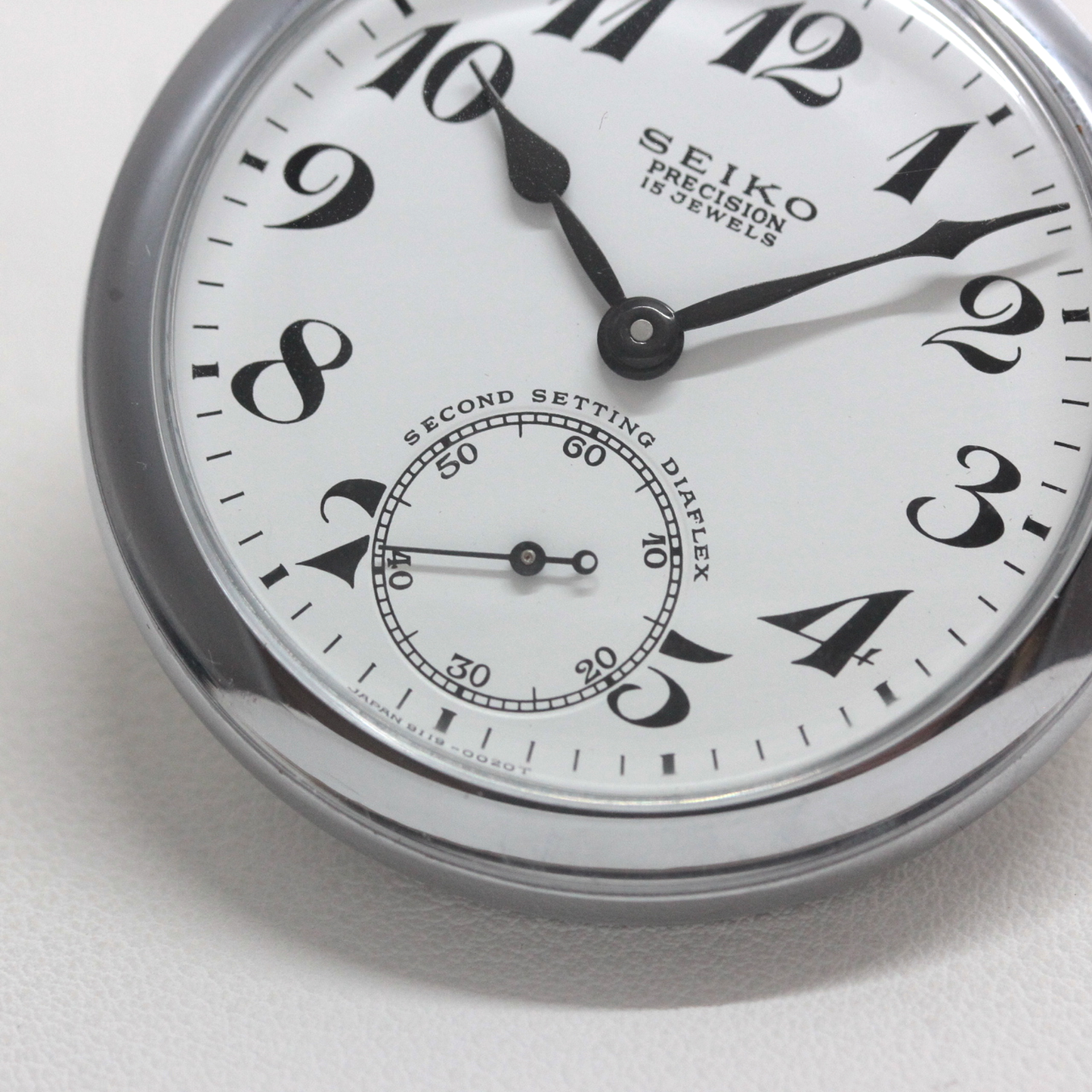 6時方向には秒針を示すスモールセコンド
