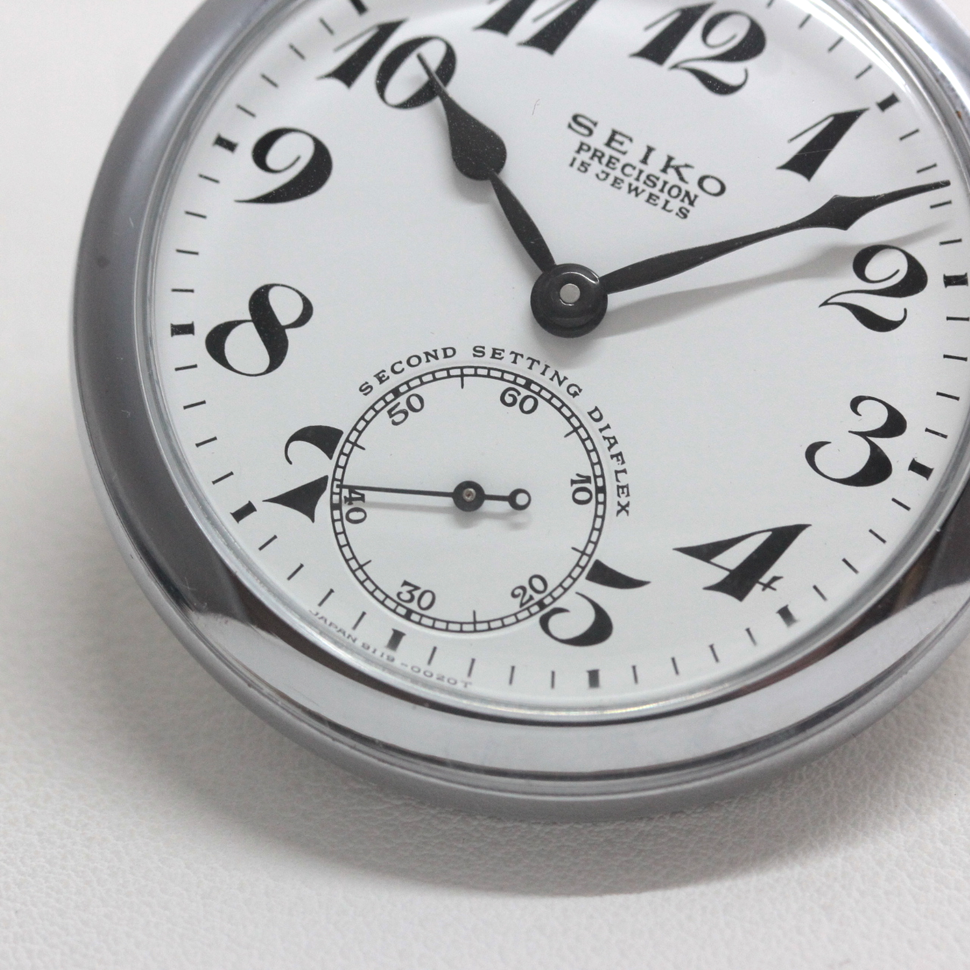 6時方向には秒針を示すスモールセコンド