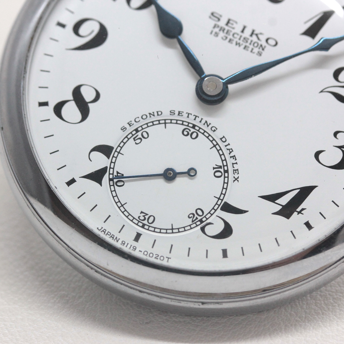 6時方向には秒針停止装置が備わったスモールセコンド