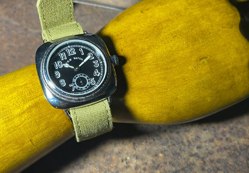 M.R.M.W. (Montre Roroi Militaly Watch/モントルロロイ ミリタリーウォッチ) Cushion watch 黒文字盤 腕時計
