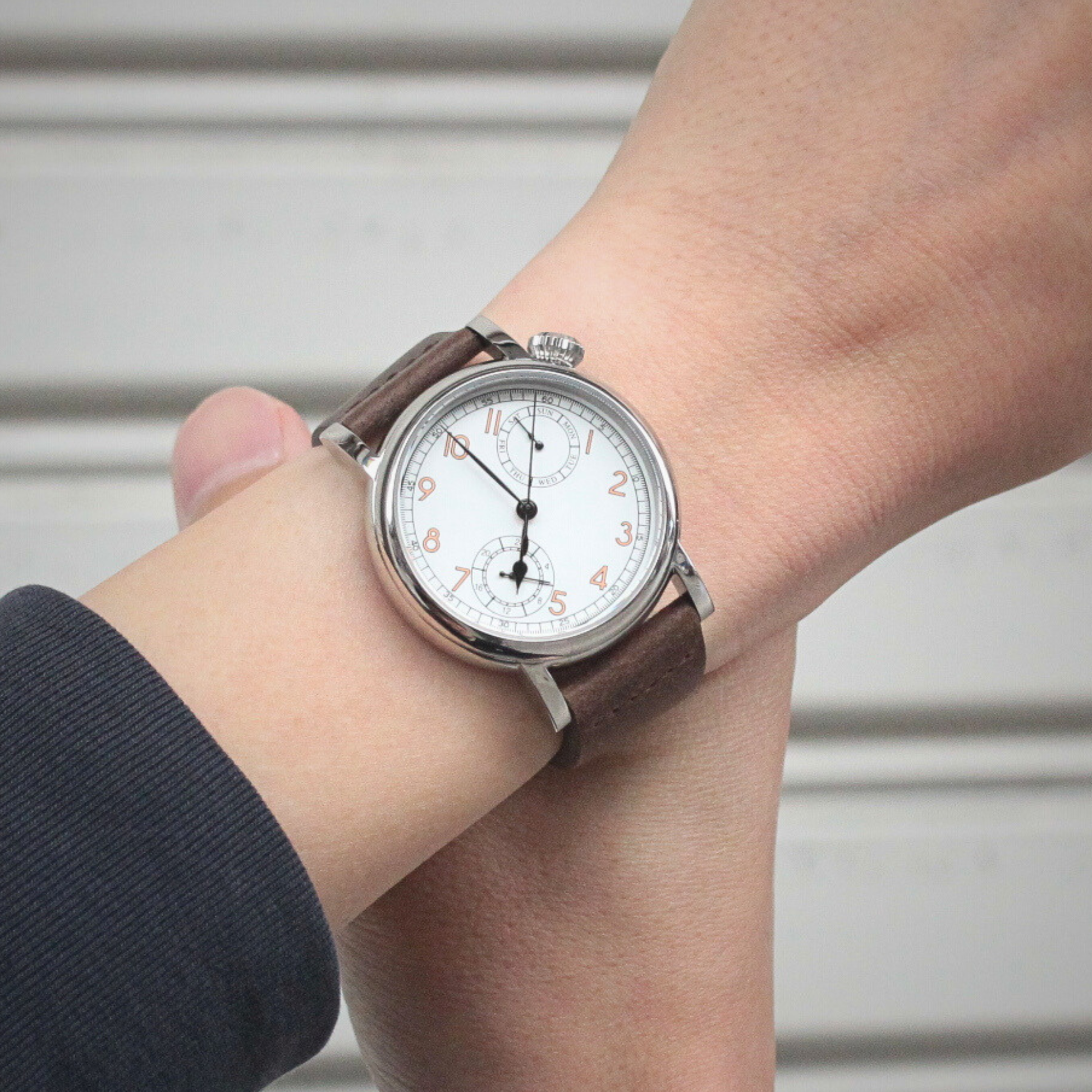 M.R.M.W. (Montre Roroi Military Watch/モントルロロイ ミリタリーウォッチ) TYPE A7 Aviation White 腕時計 221163 正美堂男性スタッフ着用イメージ