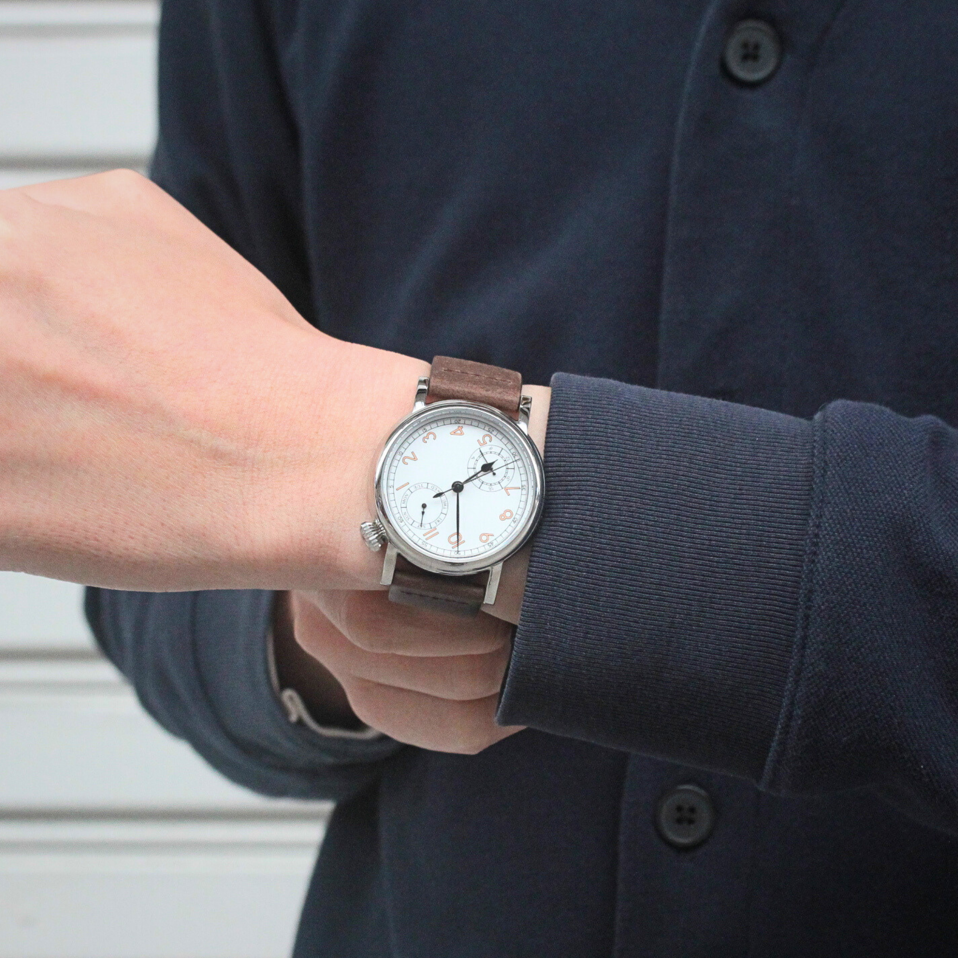 M.R.M.W. (Montre Roroi Military Watch/モントルロロイ ミリタリーウォッチ) TYPE A7 Aviation White 腕時計 221163 男性スタッフ着用イメージ