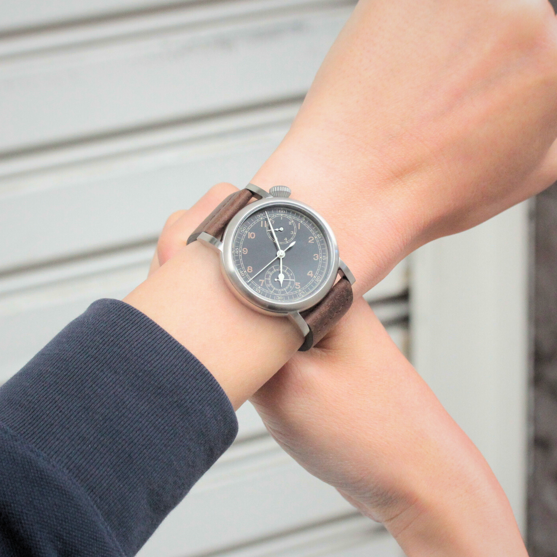 M.R.M.W. (Montre Roroi Military Watch/モントルロロイ ミリタリーウォッチ) TYPE A7 Aviation Black 腕時計 221164 正美堂男性スタッフ着用イメージ