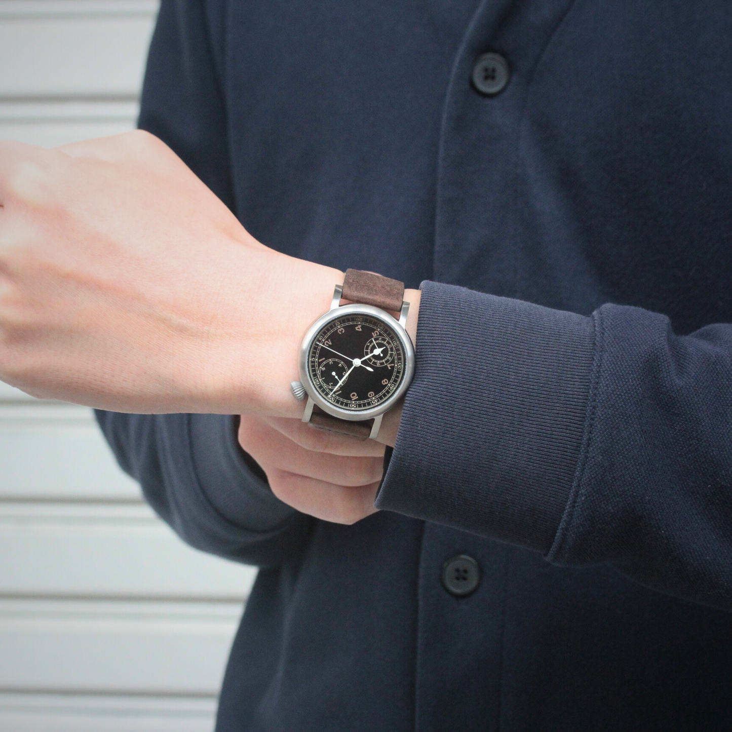 M.R.M.W. (Montre Roroi Military Watch/モントルロロイ ミリタリーウォッチ) TYPE A7 Aviation Black 腕時計 221164 正美堂男性スタッフ着用イメージ