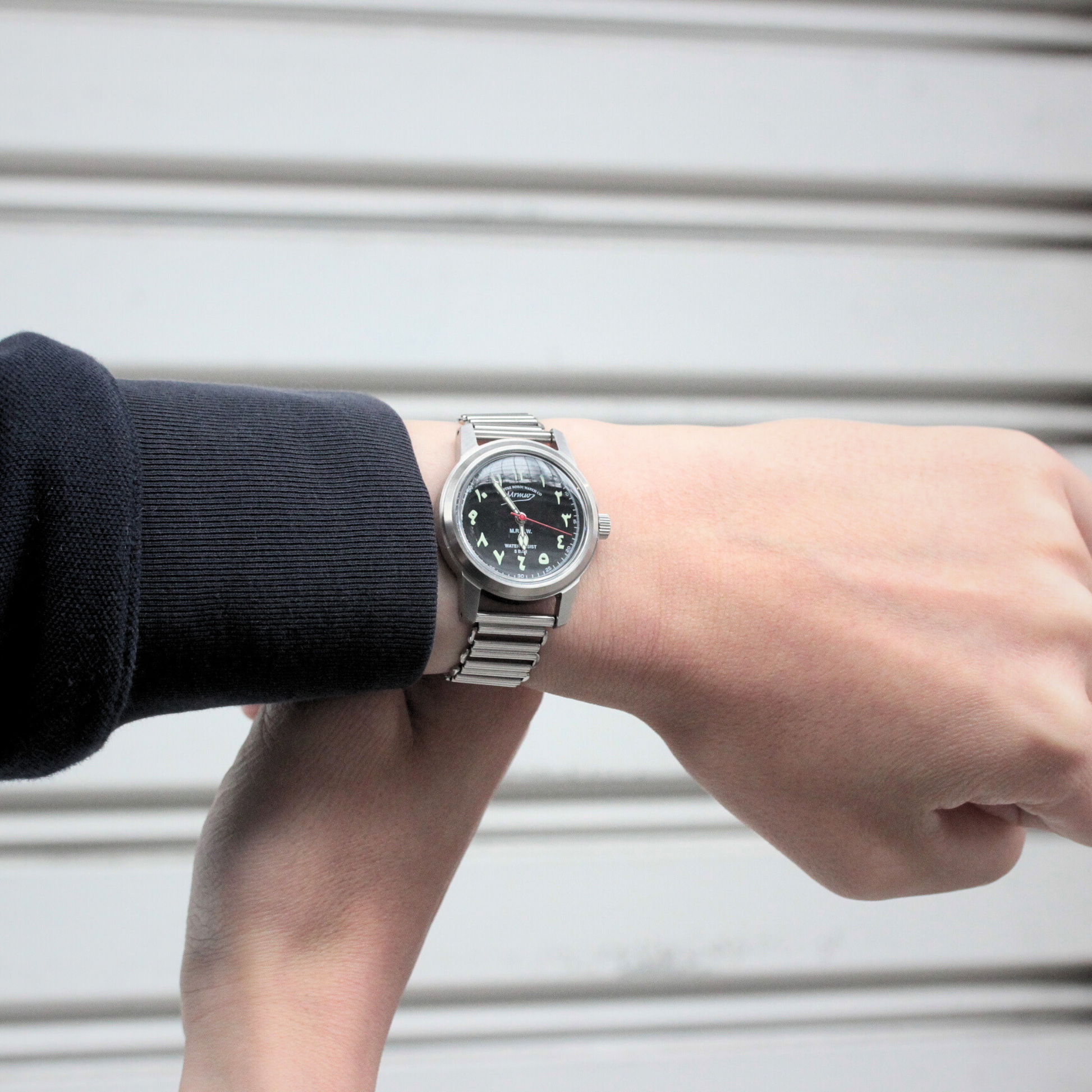 M.R.M.W. (Montre Roroi Military Watch/モントルロロイ ミリタリーウォッチ) Lawrence's Janbia ローレンス・ジャンビーヤ 腕時計 221165 正美堂スタッフ着用イメージ