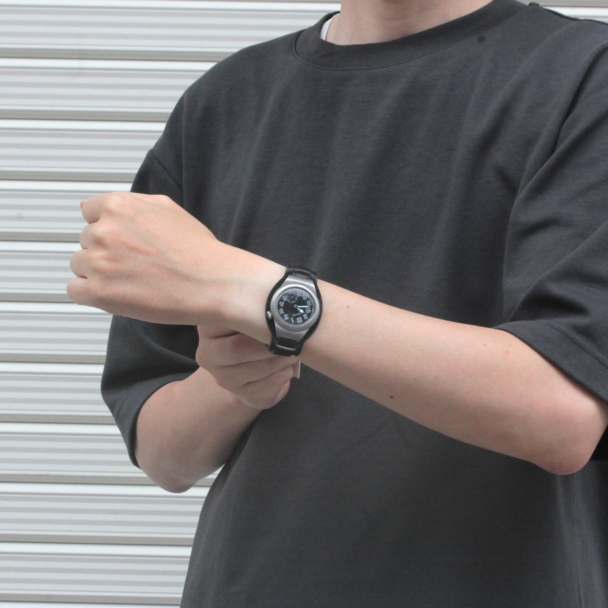 男性スタッフ着用イメージ 正美堂時計店撮影 モントルロロイ ミリタリーウォッチ Trench Driver's watch ブラック 221166