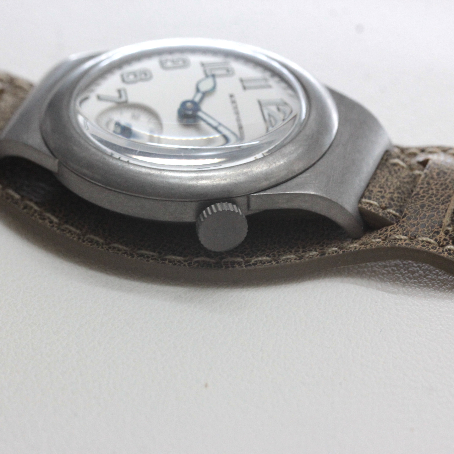 リューズまわり 正美堂時計店撮影 モントルロロイ ミリタリーウォッチ Trench Driver's watch ホワイト 221167