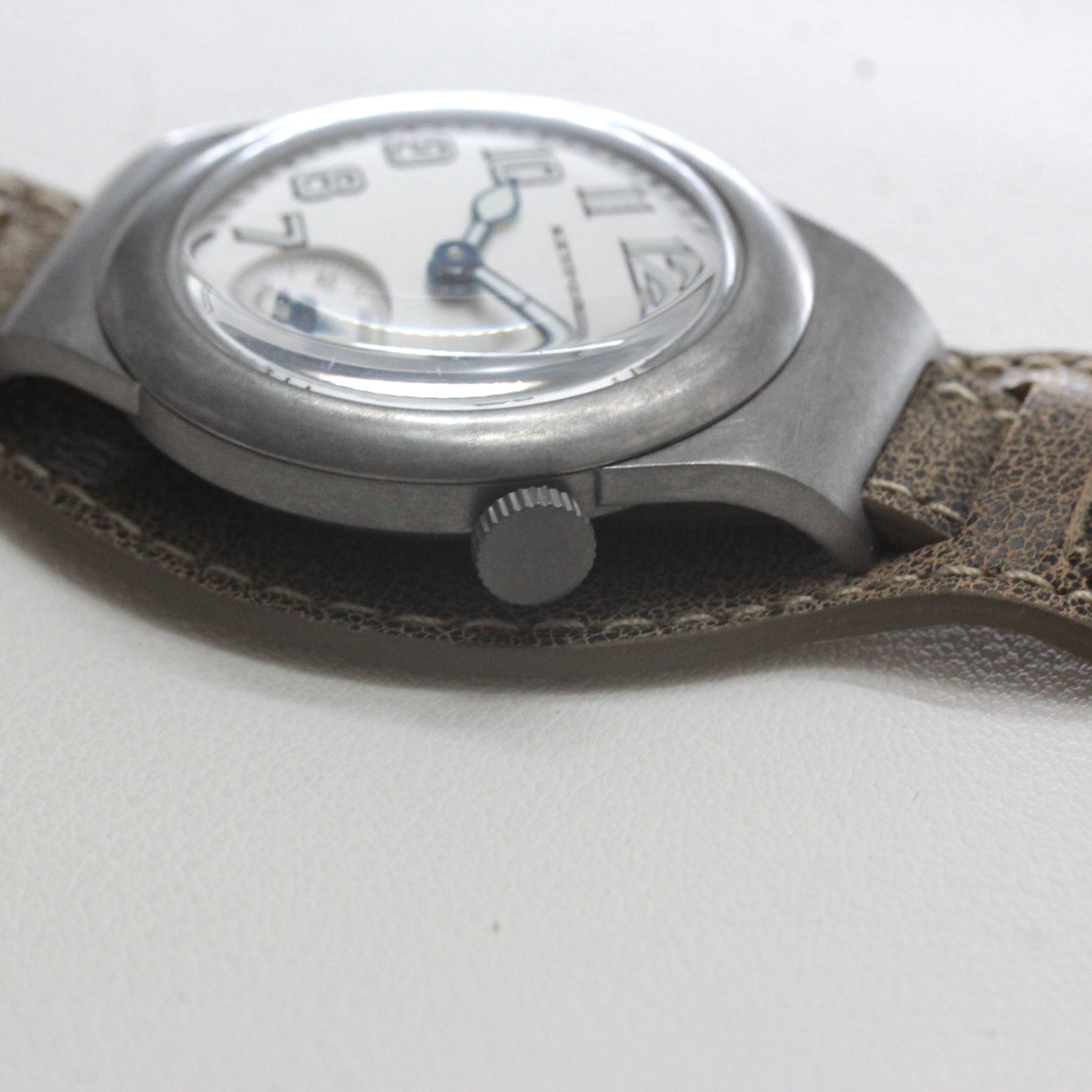 リューズまわり 正美堂時計店撮影 モントルロロイ ミリタリーウォッチ Trench Driver's watch ホワイト 221167
