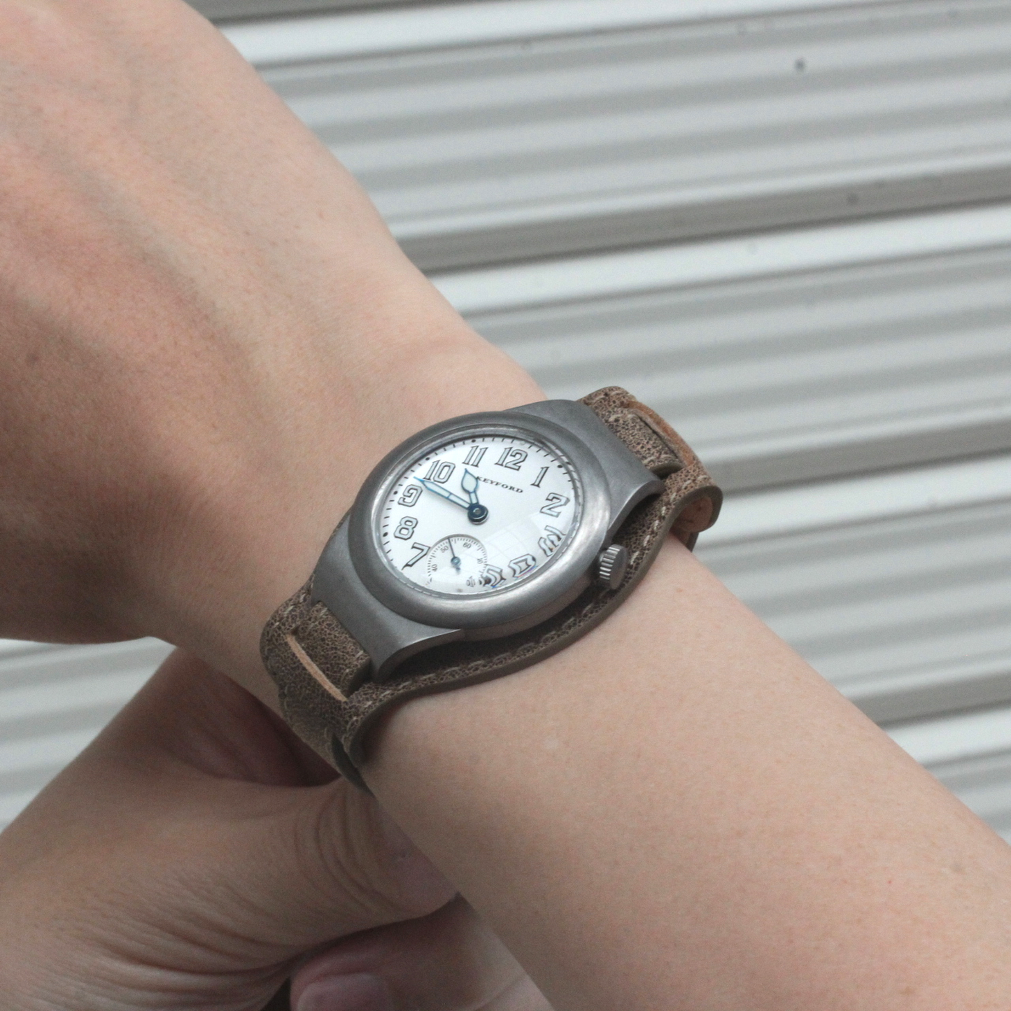 男性スタッフ着用イメージ右手  正美堂時計店撮影 モントルロロイ ミリタリーウォッチ Trench Driver's watch ホワイト 221167