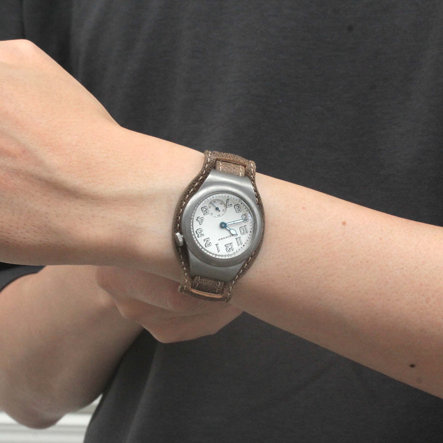 男性スタッフ着用イメージ 正美堂時計店撮影 モントルロロイ ミリタリーウォッチ Trench Driver's watch ホワイト 221167