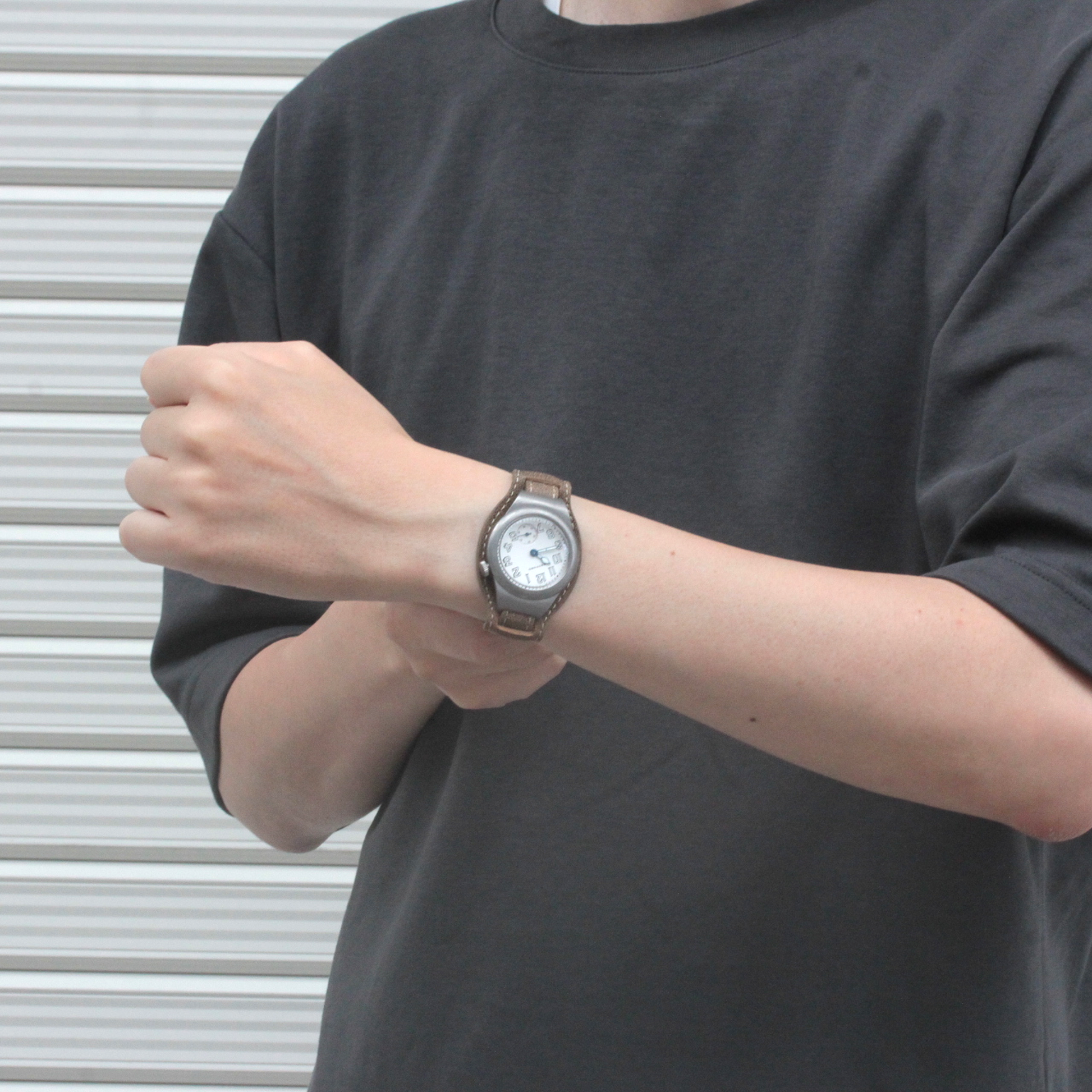 男性スタッフ着用イメージ 正美堂時計店撮影 モントルロロイ ミリタリーウォッチ Trench Driver's watch ホワイト 221167