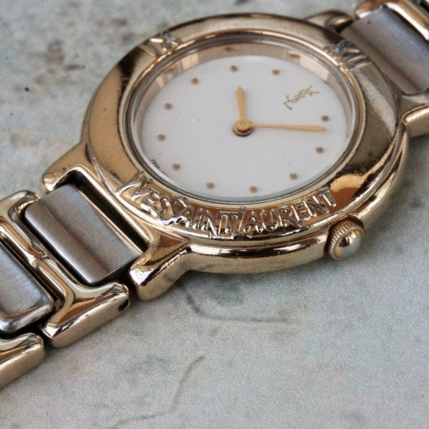 今では珍しい時計へのロゴマーク