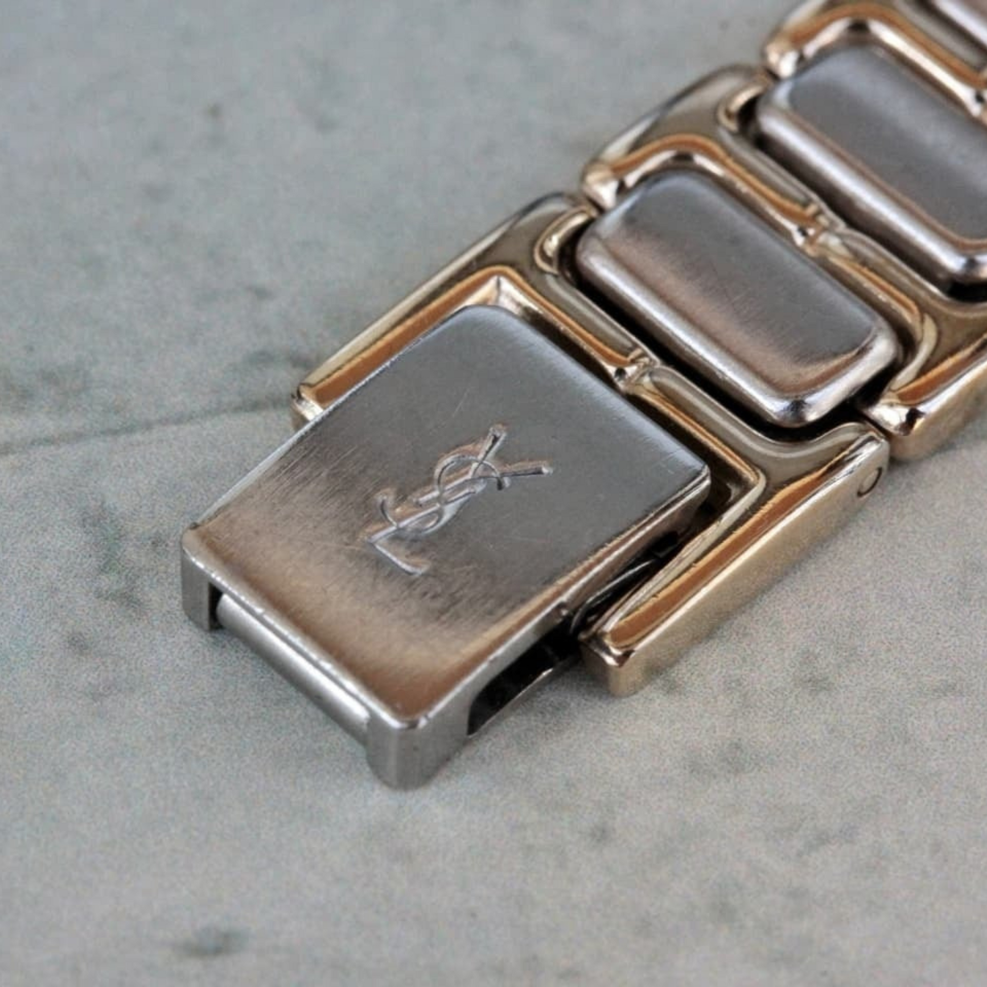 今では珍しい時計へのロゴ