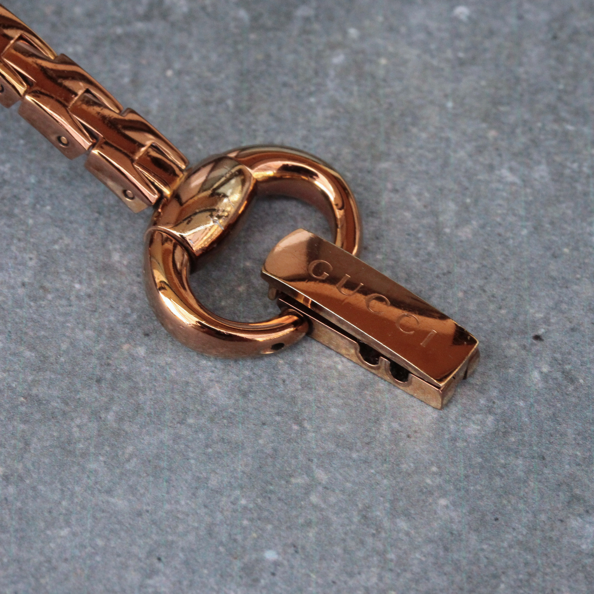 バックル部分のロゴ