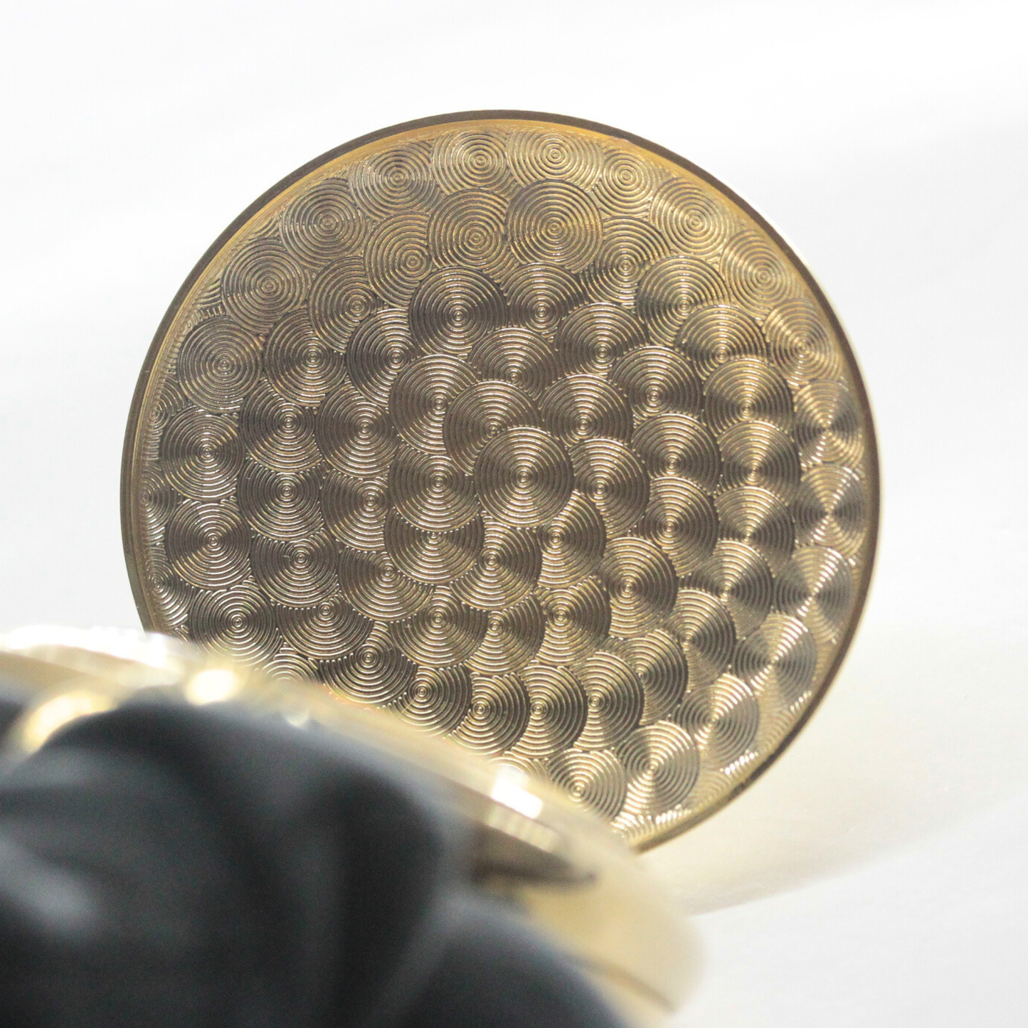 裏蓋には正美堂時計店にて刻印が可能です。本体裏にもできます。