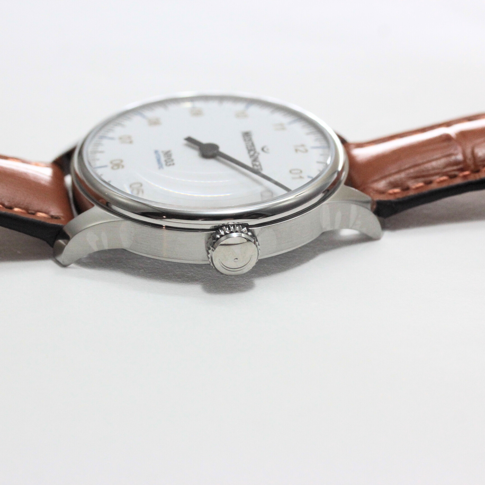 ロゴが刻印されたリューズ周り