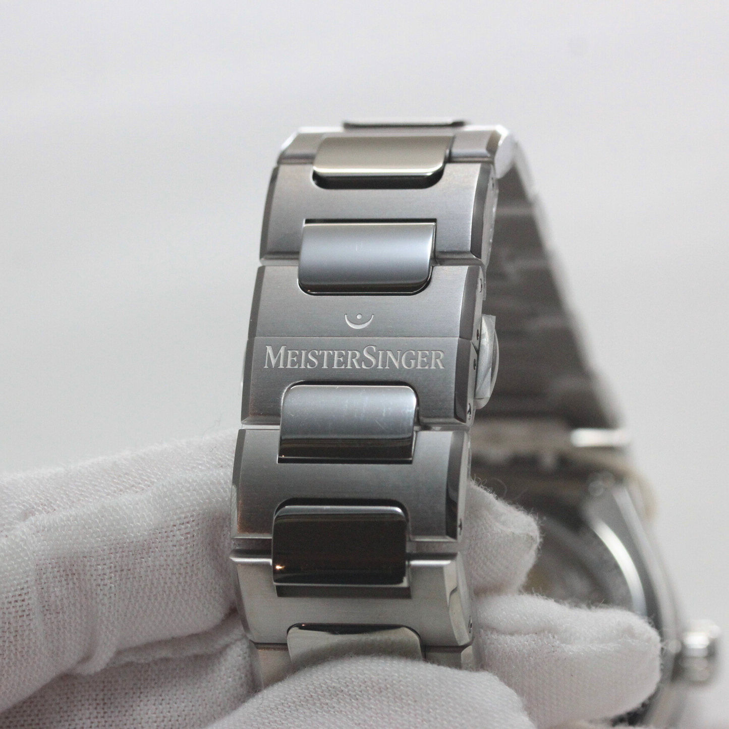 ロゴが刻印されたバックル部分