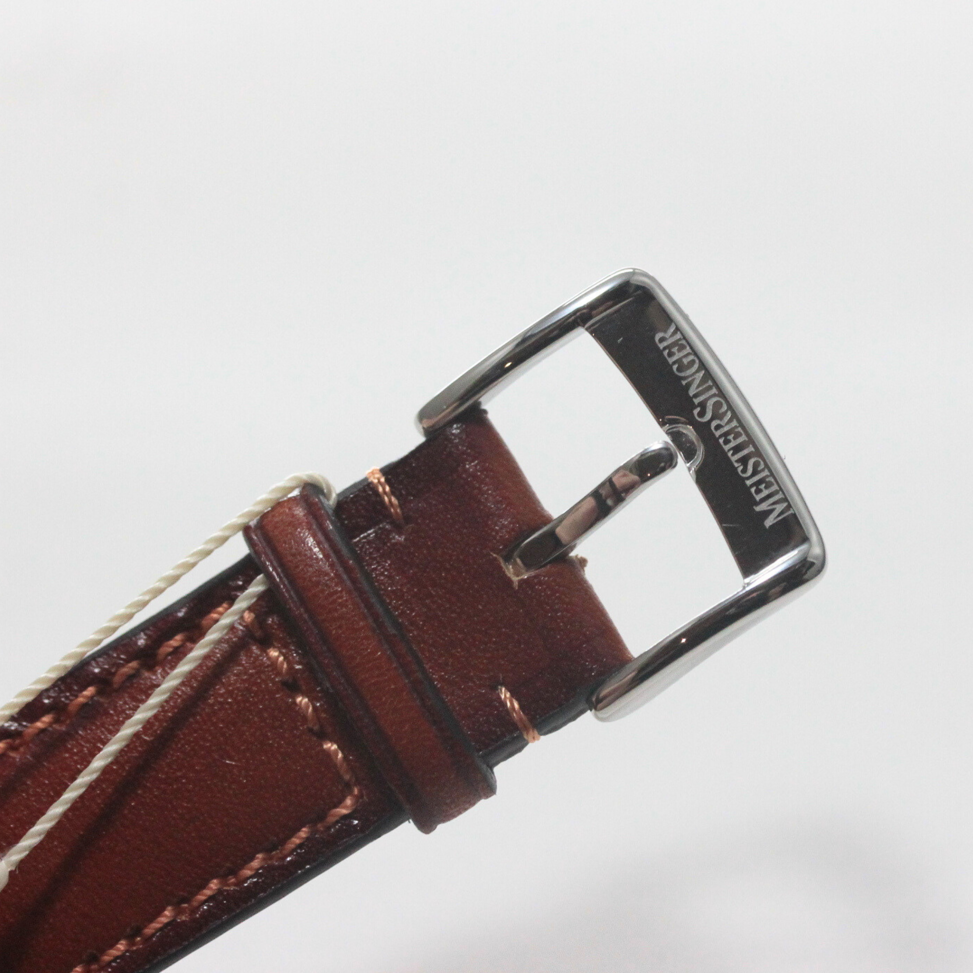 ロゴ入りの尾錠部分