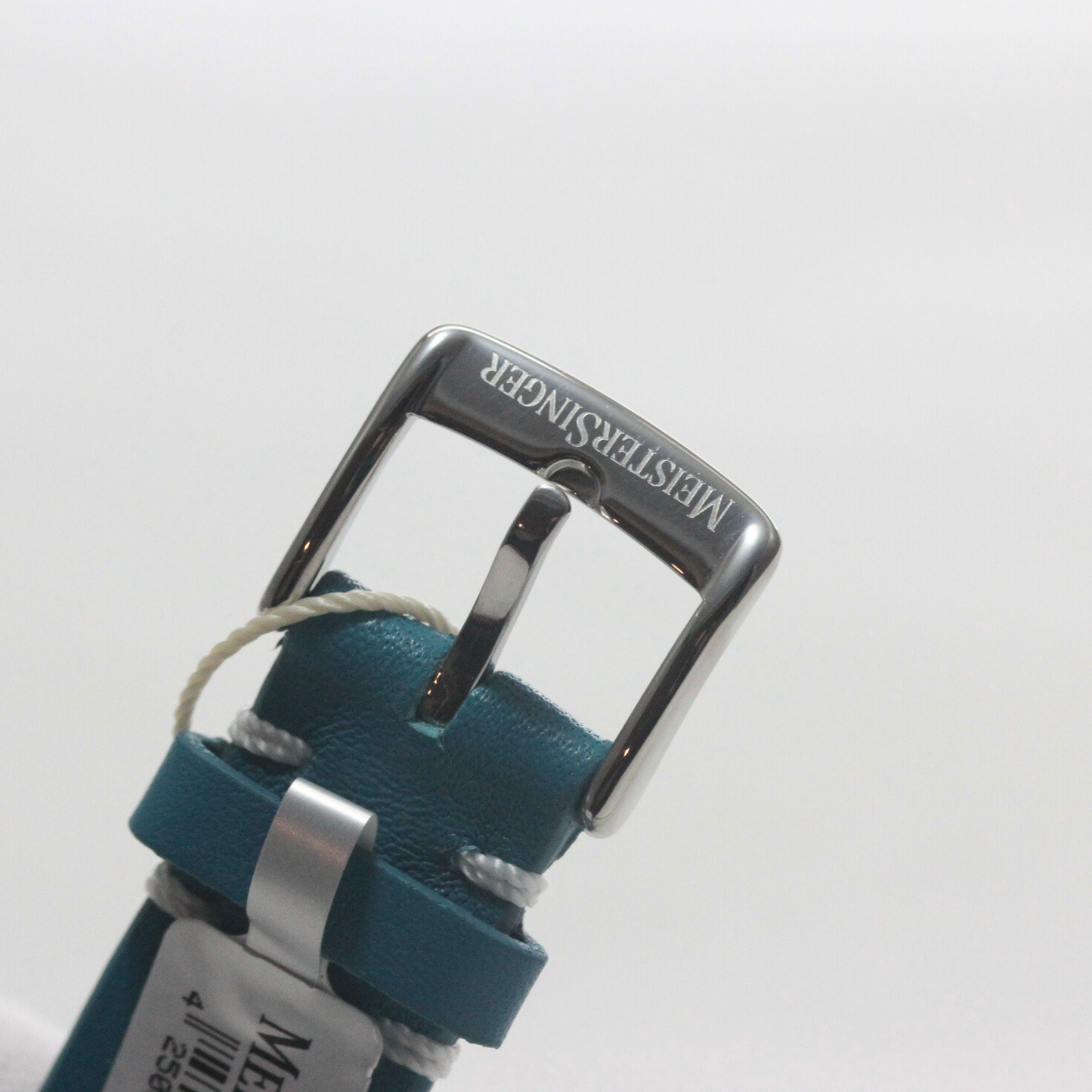 ロゴが刻印された尾錠部分