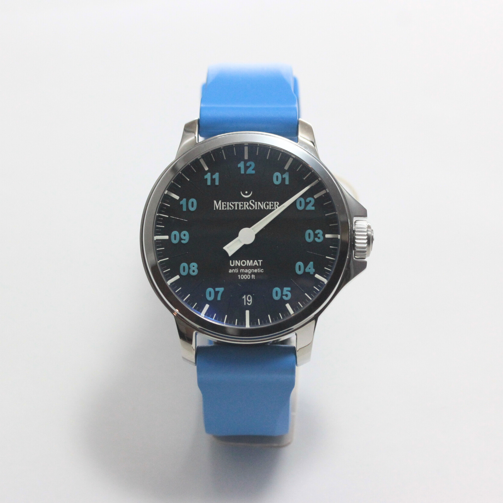 大型ムーブメントを搭載した高性能設計