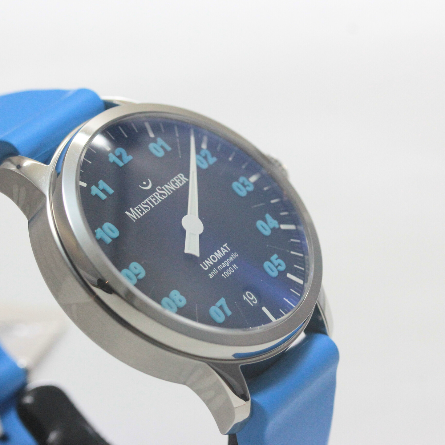 マイスタージンガーのシングルハンドウォッチでは、文字盤外周の1目盛りが5分を表しています。