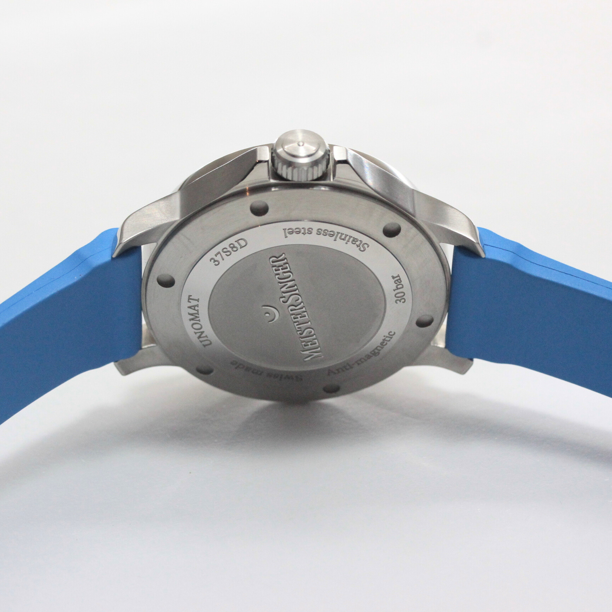 ムーブメントには、マイスタージンガーのシングルハンドウォッチ専用に調整された、スイス製セリタ SW400 自動巻きを搭載。