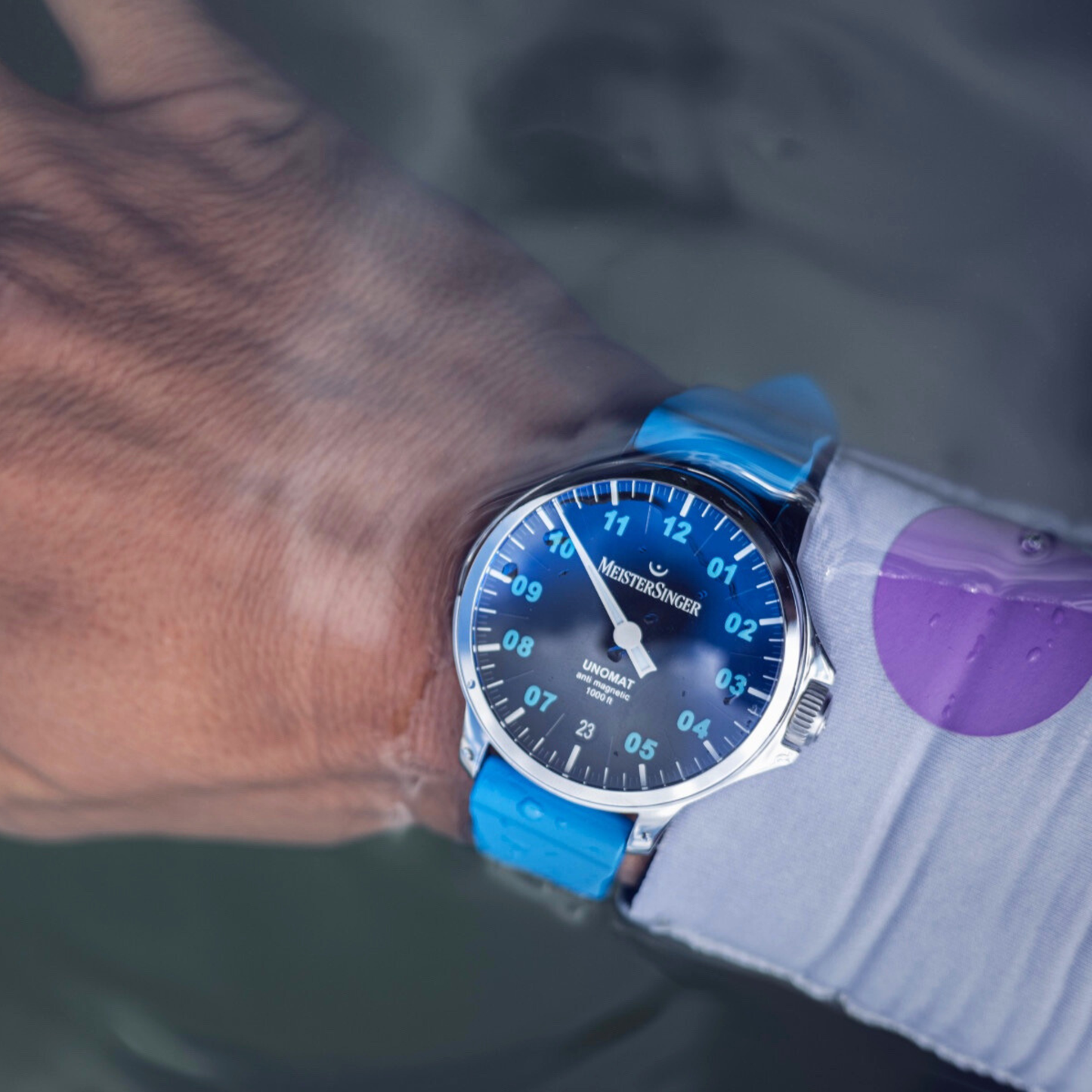 耐磁構造、300m防水、強化ケースバック、ねじ込み式リューズ、フランクプロテクションを備え、過酷な使用環境を想定した設計となっています。