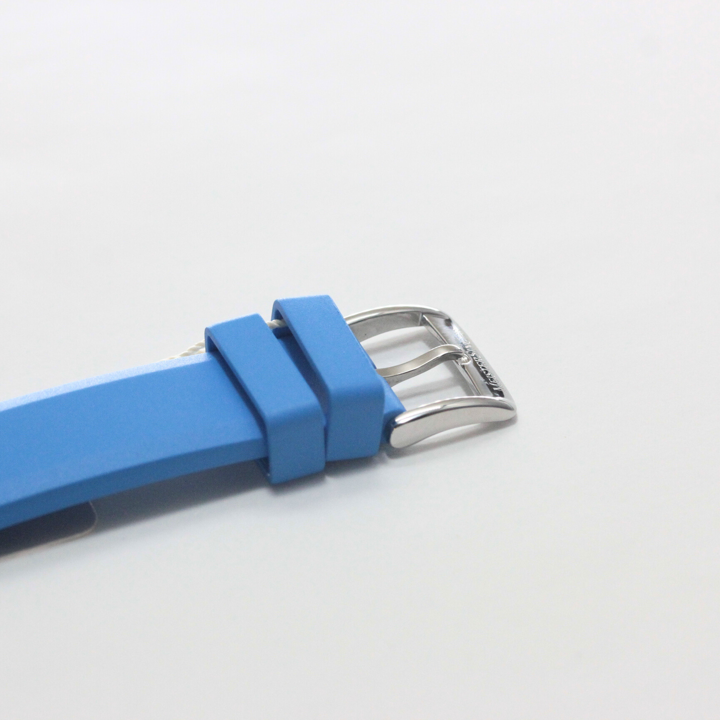 ストラップには、アワーヌメラルのカラーと呼応するアークティックブルーのストラップを採用。