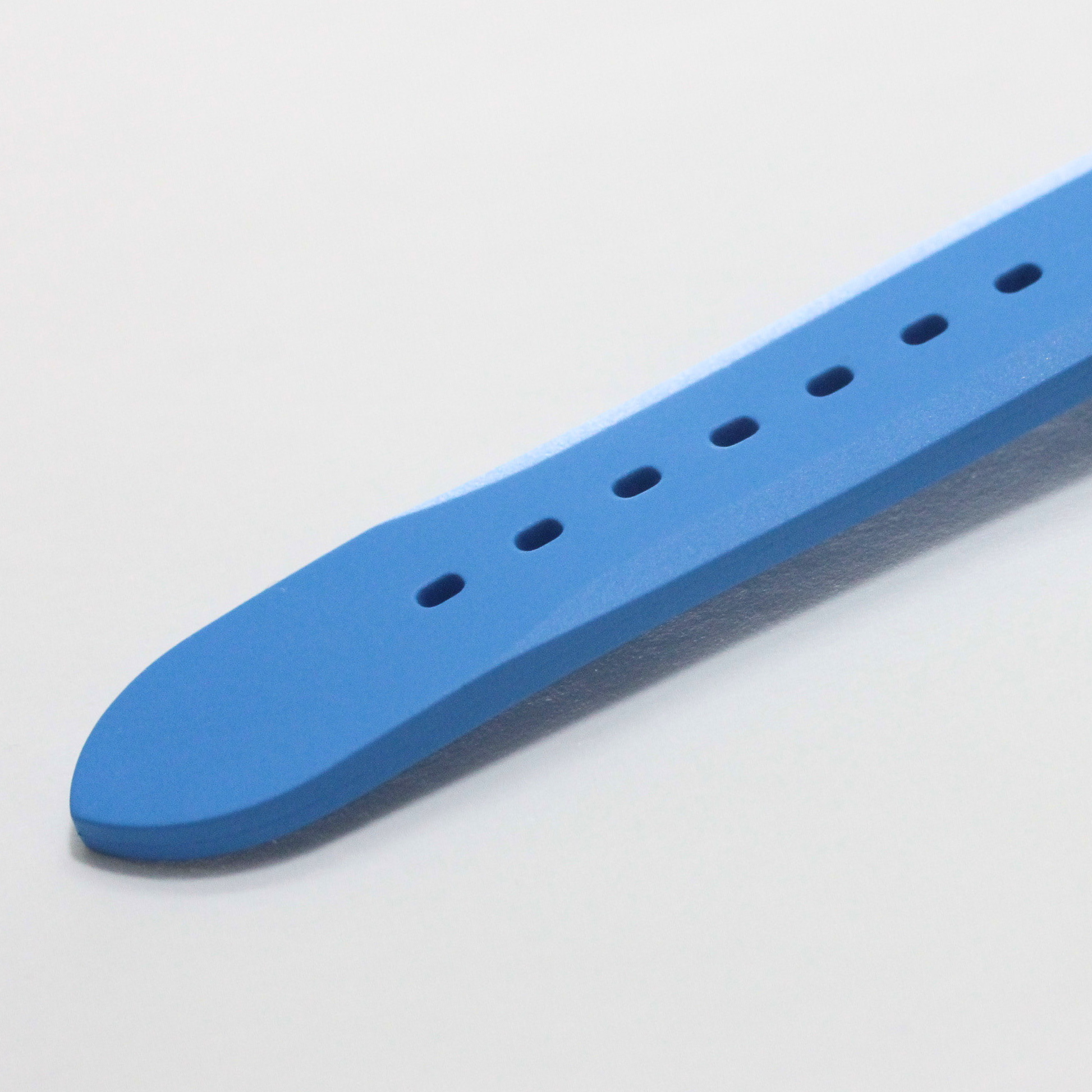 ストラップには、アワーヌメラルのカラーと呼応するアークティックブルーのストラップを採用。