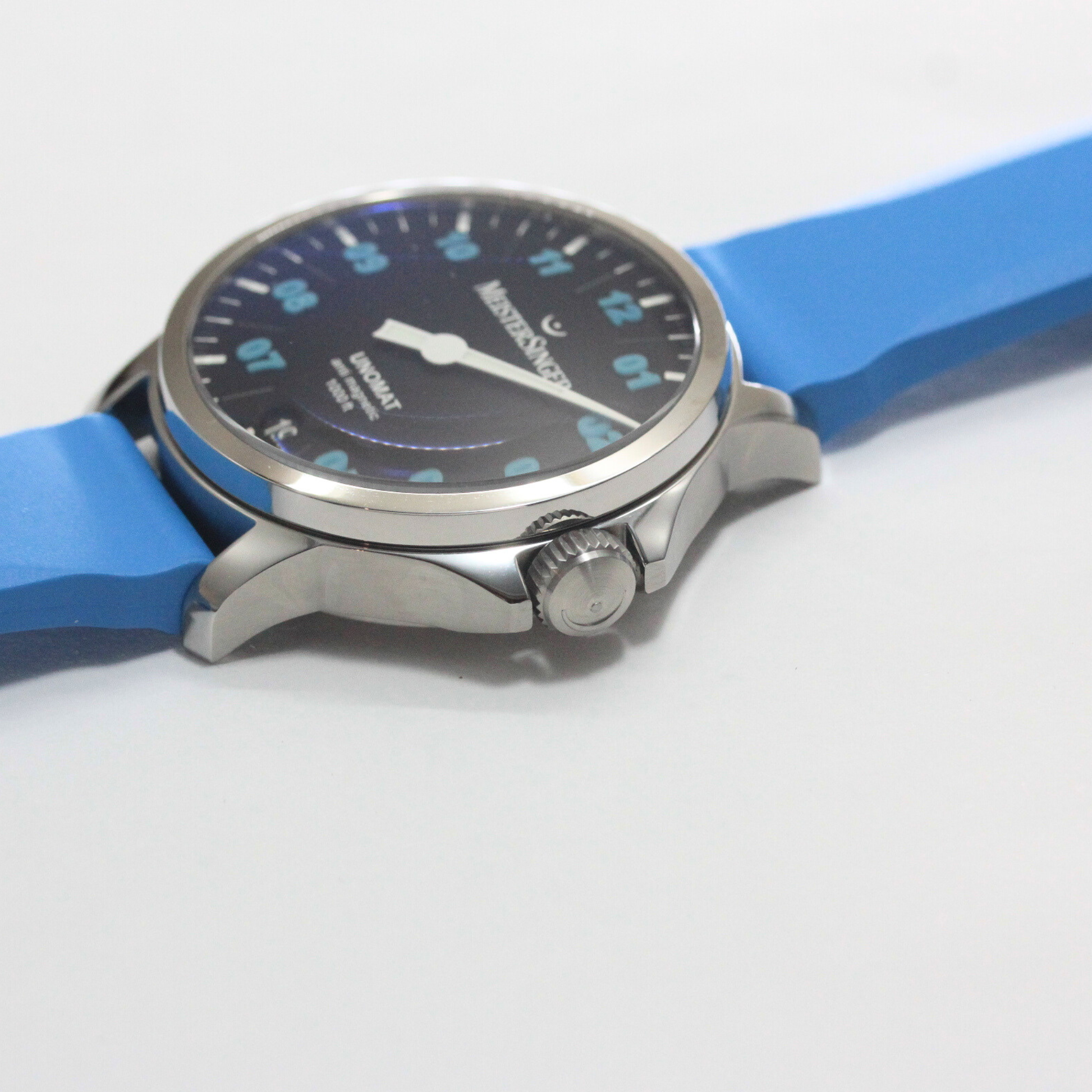 高い耐久性を誇るステンレススチールケース