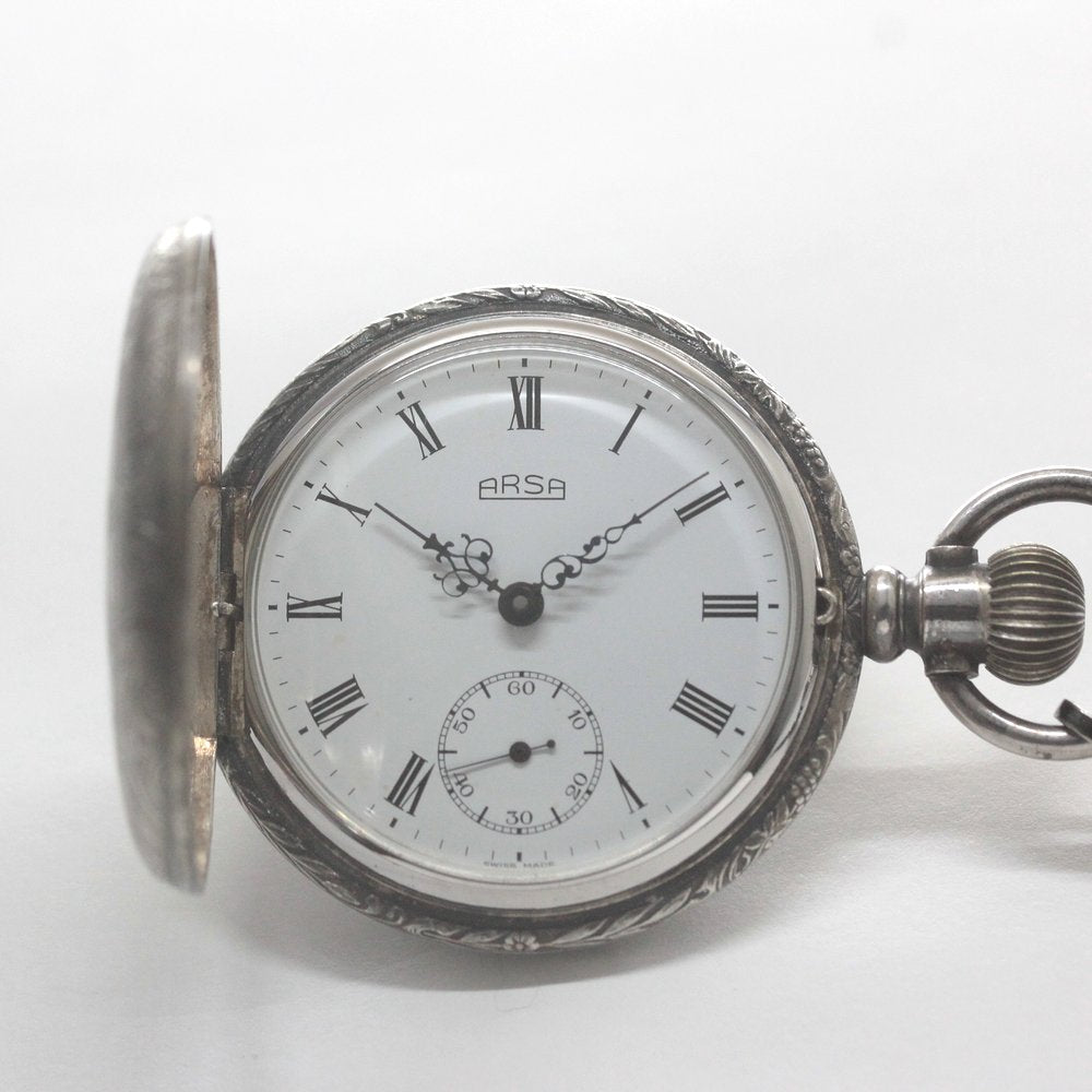 シンプルなローマン数字の文字盤