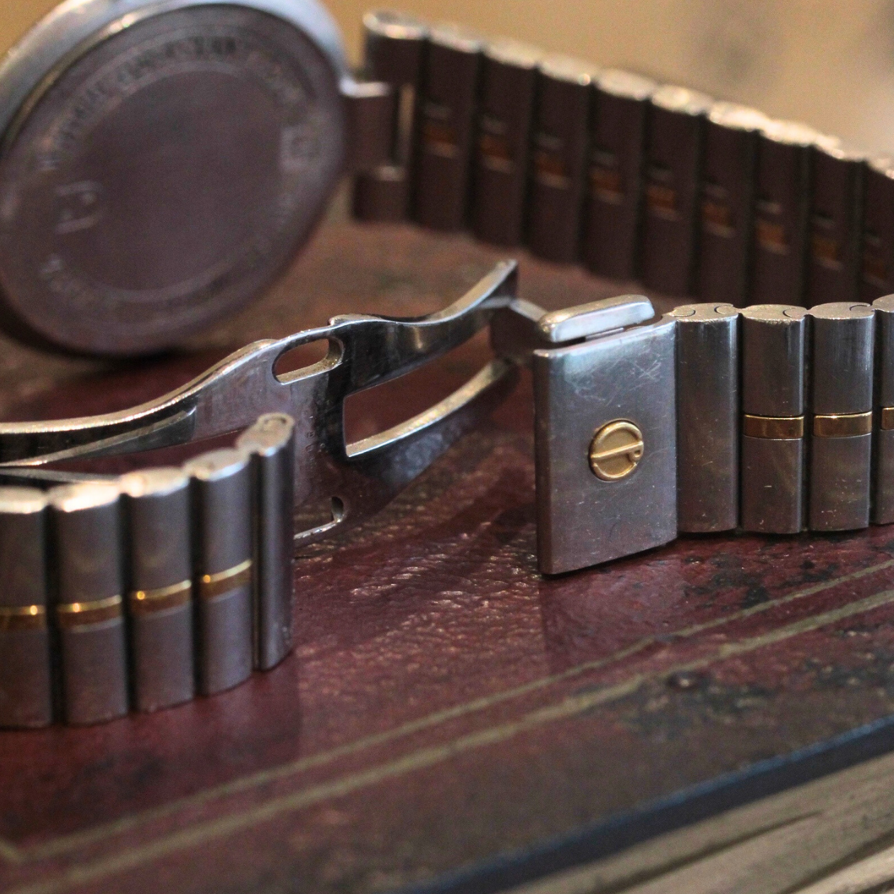 ベルトは着脱しやすい両開きタイプ。