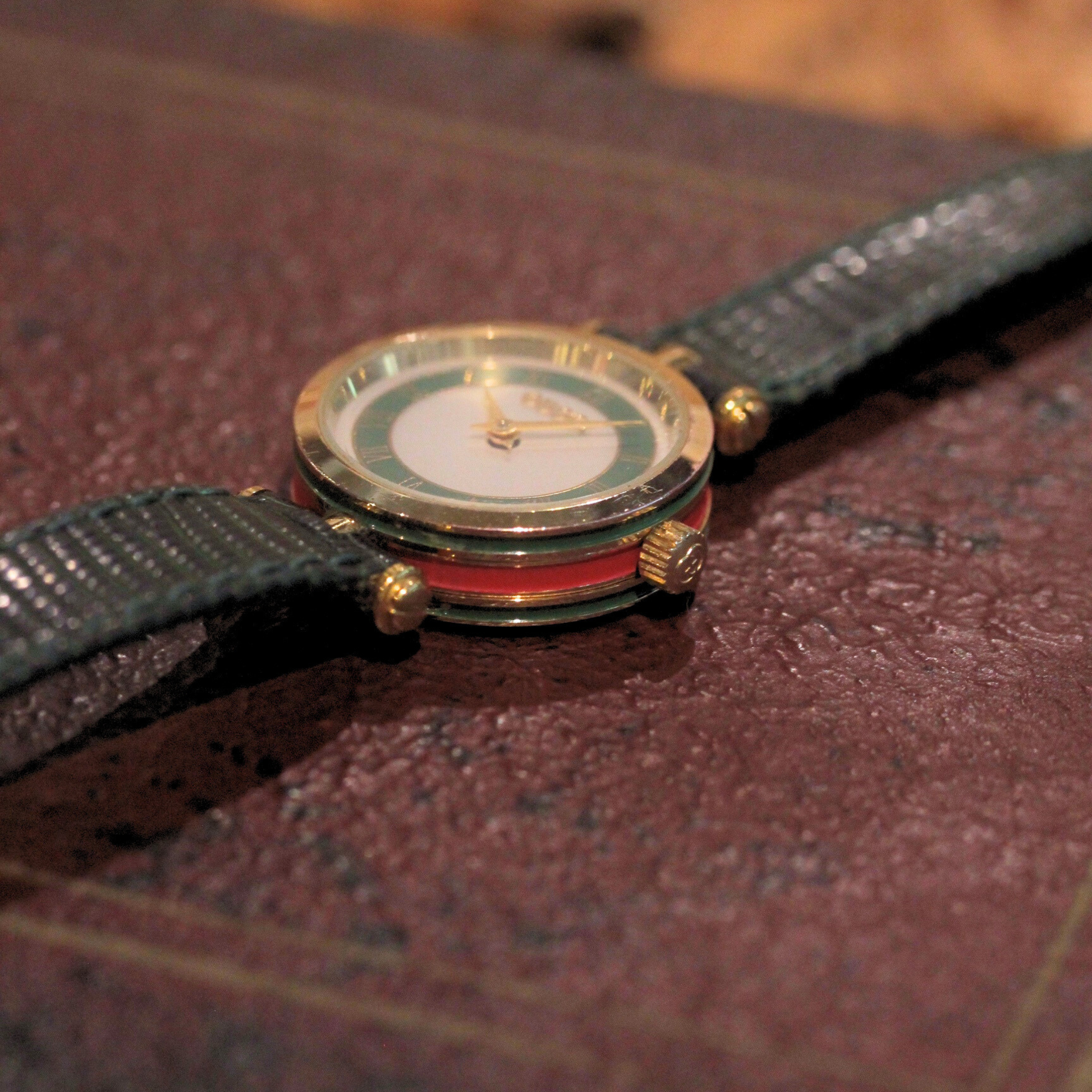 小ぶりながらも存在感があり、アンティークジュエリーのような佇まいが魅力的。