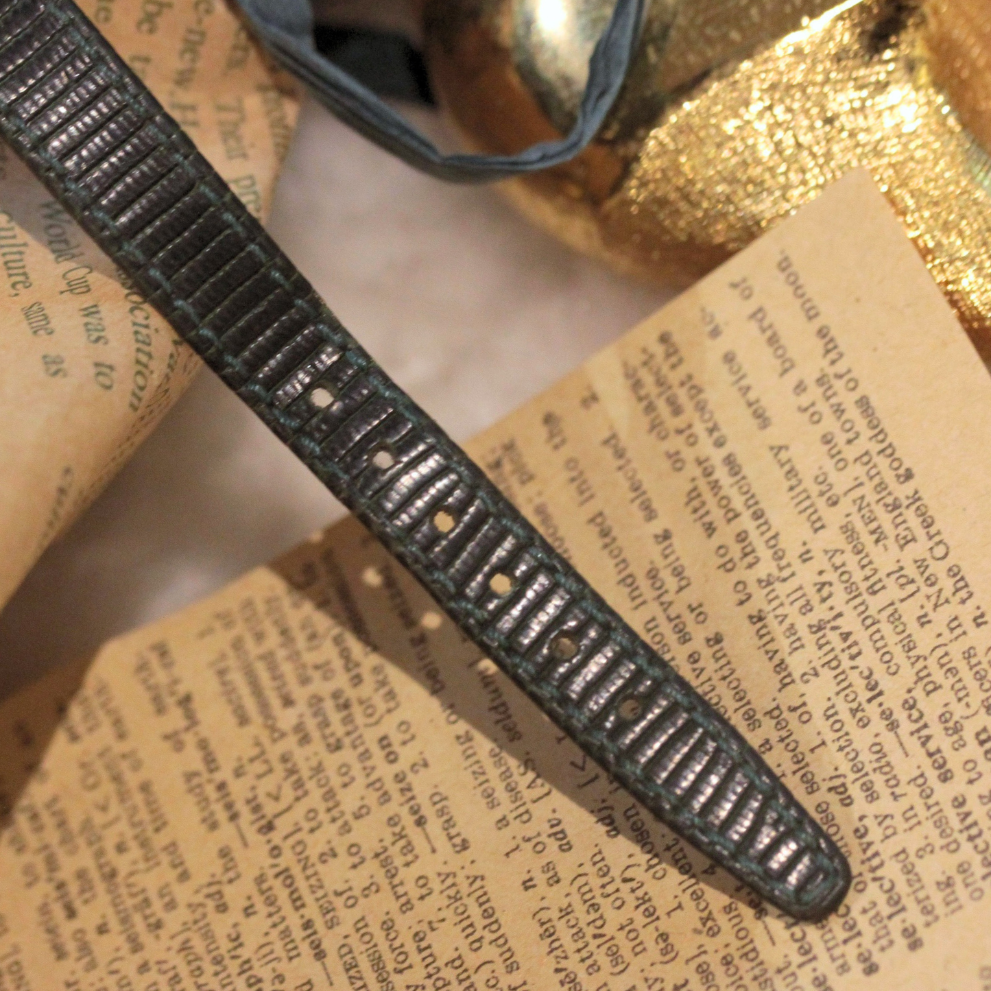 深いグリーンの革ベルト