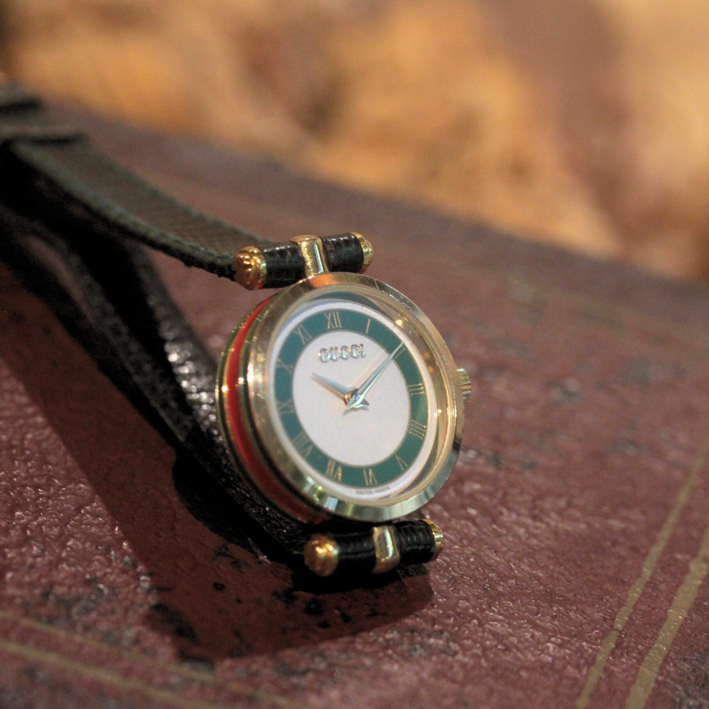 ムーブメントは扱いやすいクオーツ式で、普段使いにも、お出かけ用にも気軽に楽しめます。