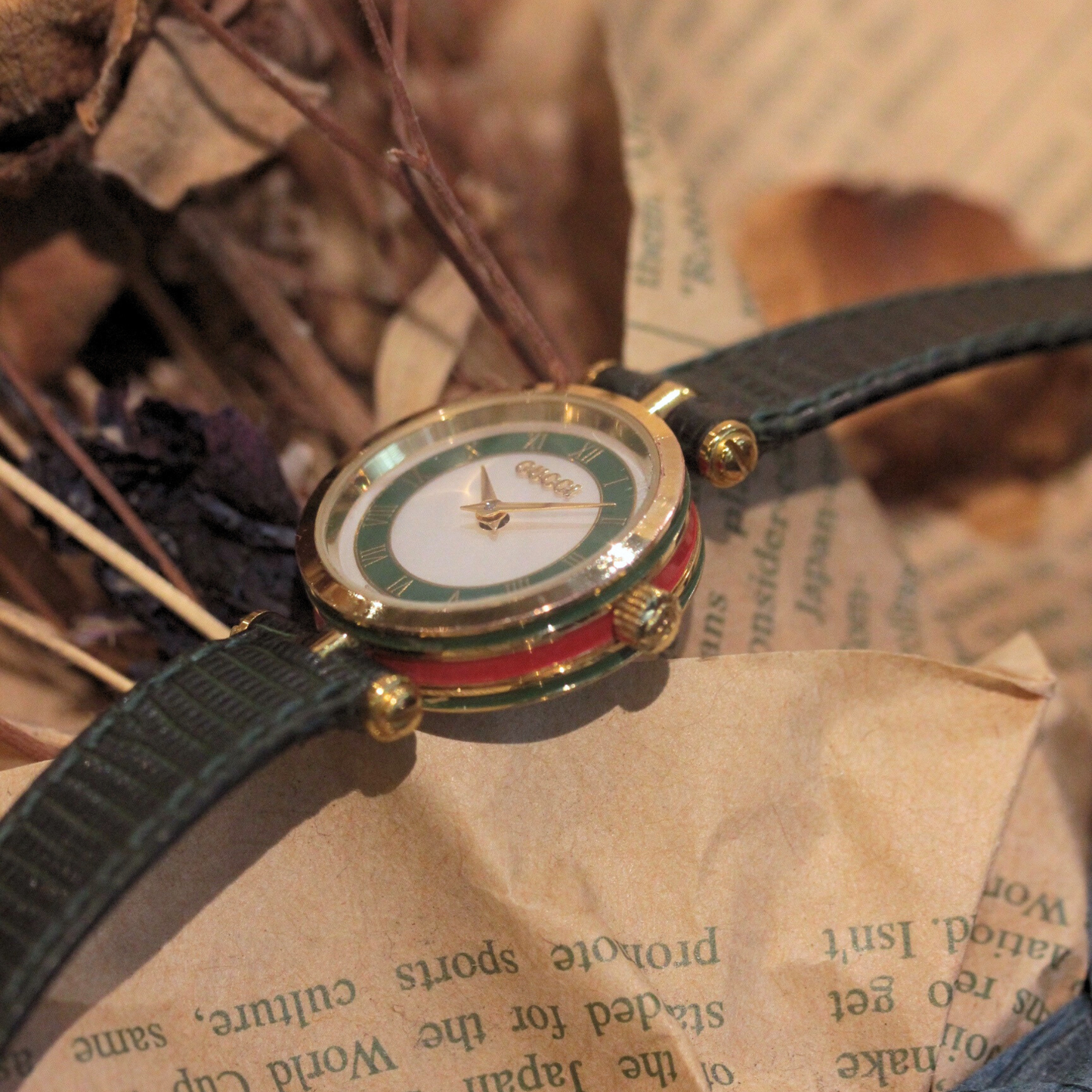 ケースサイドにはブランドを象徴する赤×緑のラインがあしらわれています