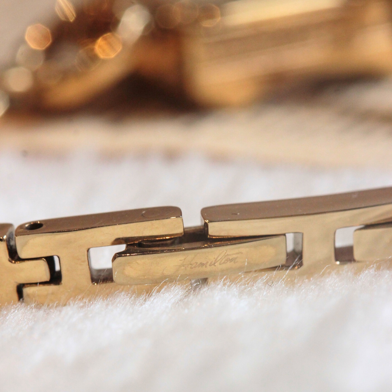 Hamiltonのロゴが入った尾錠