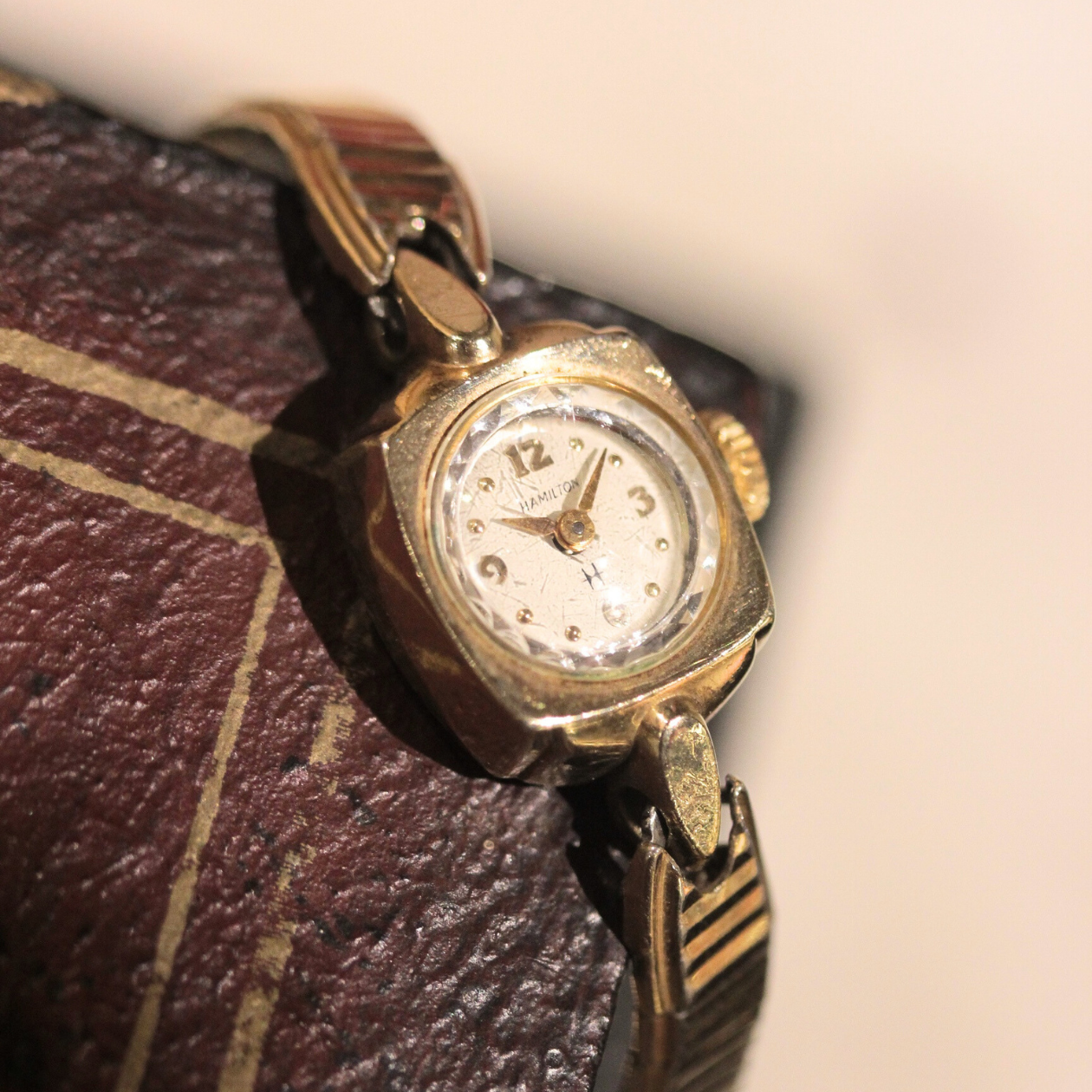  小さなケースに光に反射してキラキラと輝くカットガラスの風防が特徴的。